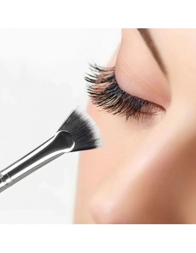 Angled Fan-shaped Eyelash Brush 