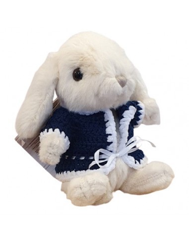 Lapin en peluche habillé d'un gilet au crochet bleu marine 