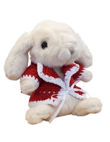 Lapin en peluche habillé d'un gilet au crochet rouge 