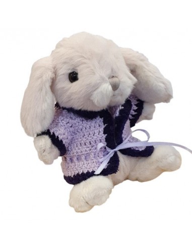 Lapin en peluche habillé d'un gilet au crochet mauve 