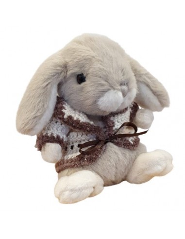 Lapin en peluche habillé d'un gilet au crochet écru 